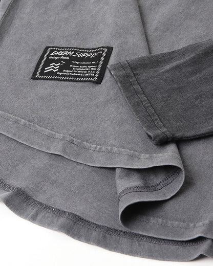 ZIMEGO Mens Athletic Fit Baseball Retro Contrast Long Sleeve Raglan T-Shirt close-up showing garment label and fabric texture.